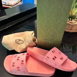 Barely worn Gucci Slides